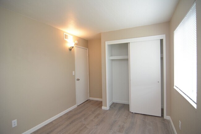 Building Photo - 2 Bedroom 1 Bath Apartment! Close to the U...