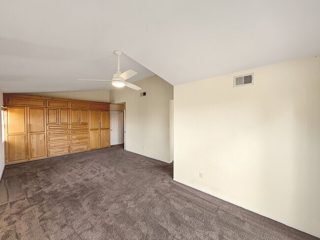 Building Photo - Beautiful 4B/3BA house w/ large backyard i...