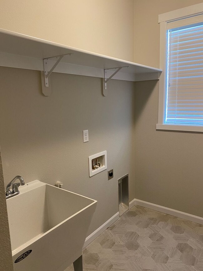 Building Photo - New Construction Aho Home!