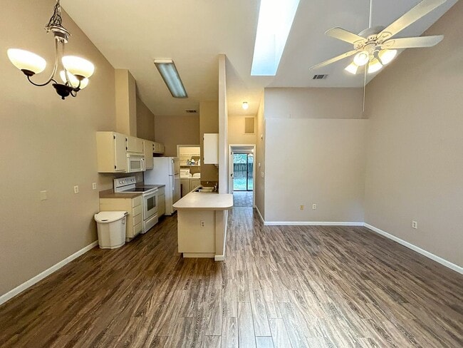 Building Photo - 3824 SW 30th Terrace