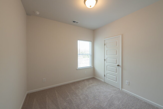 Building Photo - "Spacious 4-Bedroom Retreat with 3.5 Baths...