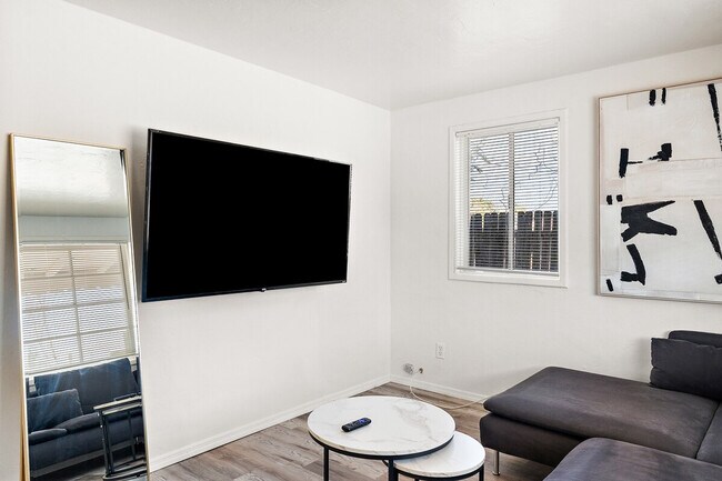 Building Photo - 704 W Main St