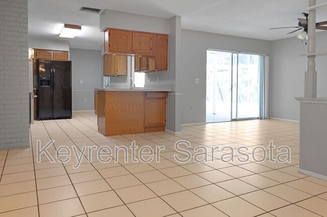 Building Photo - 5645 N Tuttle Ave