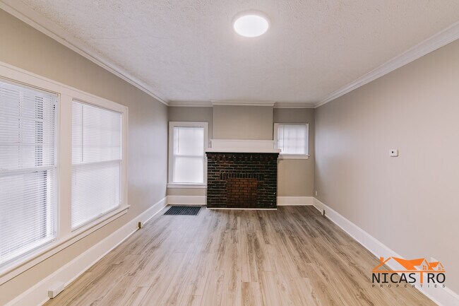 Building Photo - 2072 Indianola Ave
