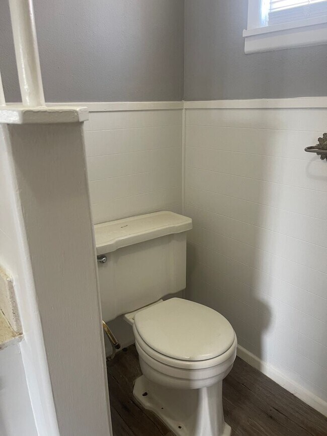 Building Photo - Move in Special! $200 off First Month! Adorable 2 Bedroom with 2 Car Garage Close to Hospitals an...