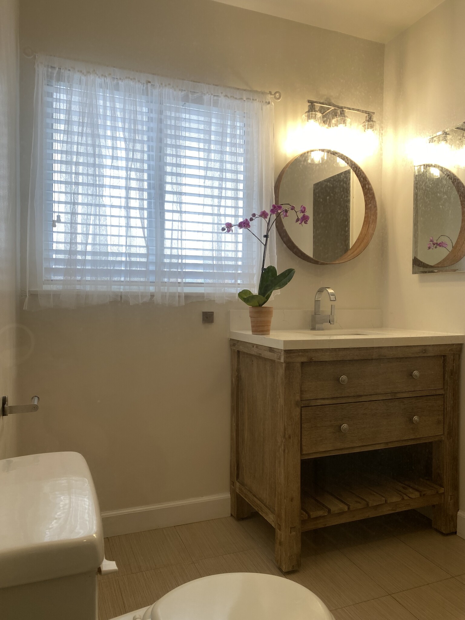 En-suite bathroom - 241 S Barrington Ave