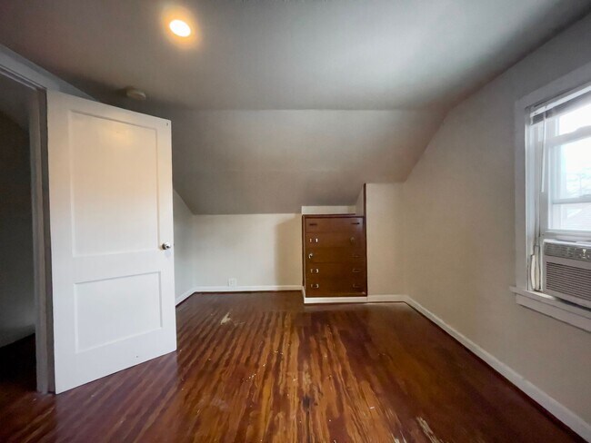 Building Photo - PRELEASING for AUGUST! Close to Campus