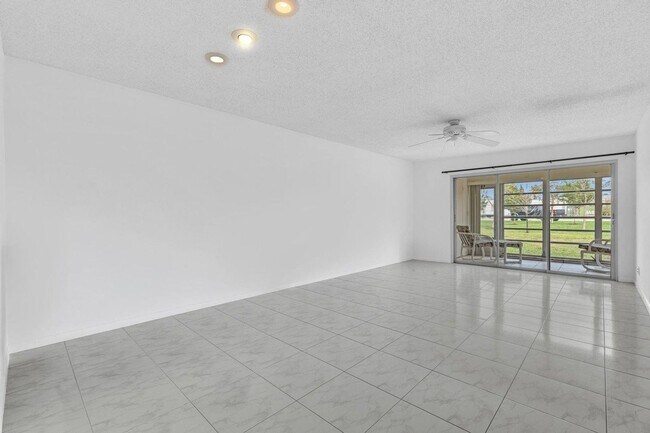 Building Photo - Beautiful 2 bedroom 2 bath in Delray - Desired 55+ community