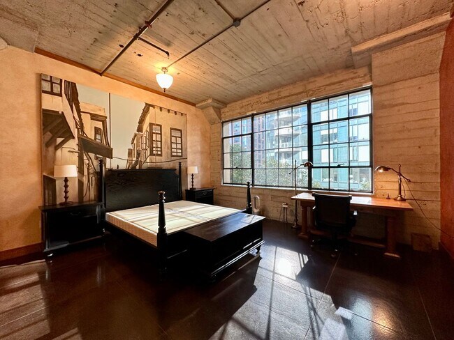 Building Photo - FURNISHED LUXURY TOP-FLOOR 2BR/2.5BA PENTH...