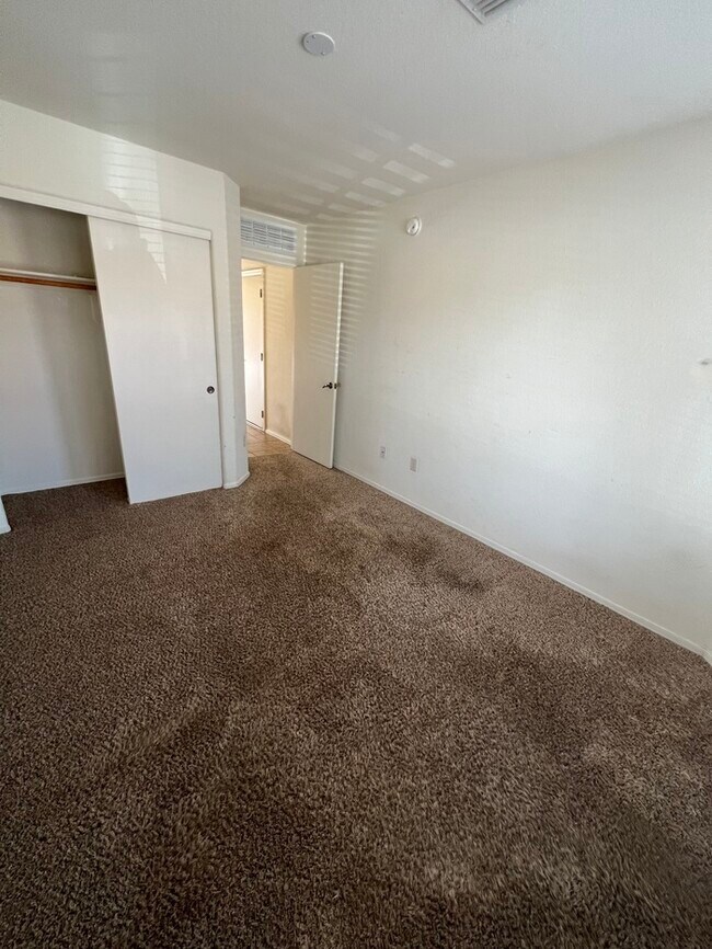 Building Photo - Townhome For Rent