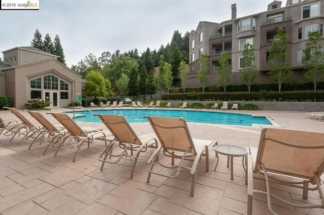 Building Photo - Comfortable 2BR Condo with Patio - Gated Oakland Living
