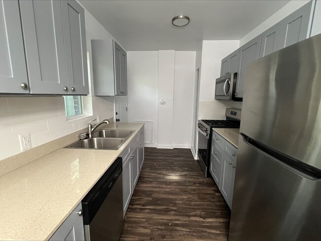 Building Photo - Beautiful Two Bedroom, One Bath Ready For ...