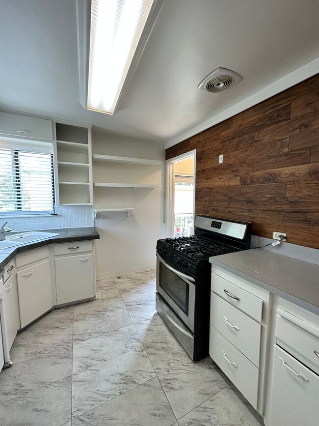 Building Photo - Awesome ranch style home 2bed+2offices 2ba...