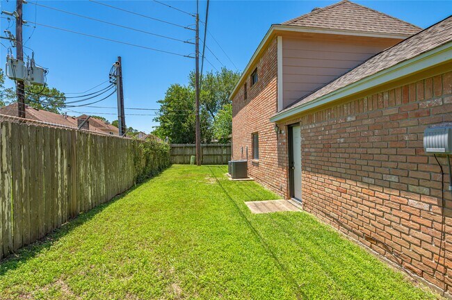 Building Photo - 911 Montview Dr