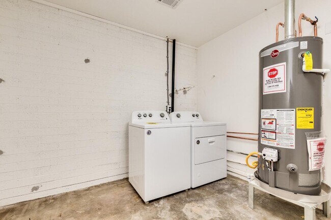 Building Photo - 16 W Geneva Dr