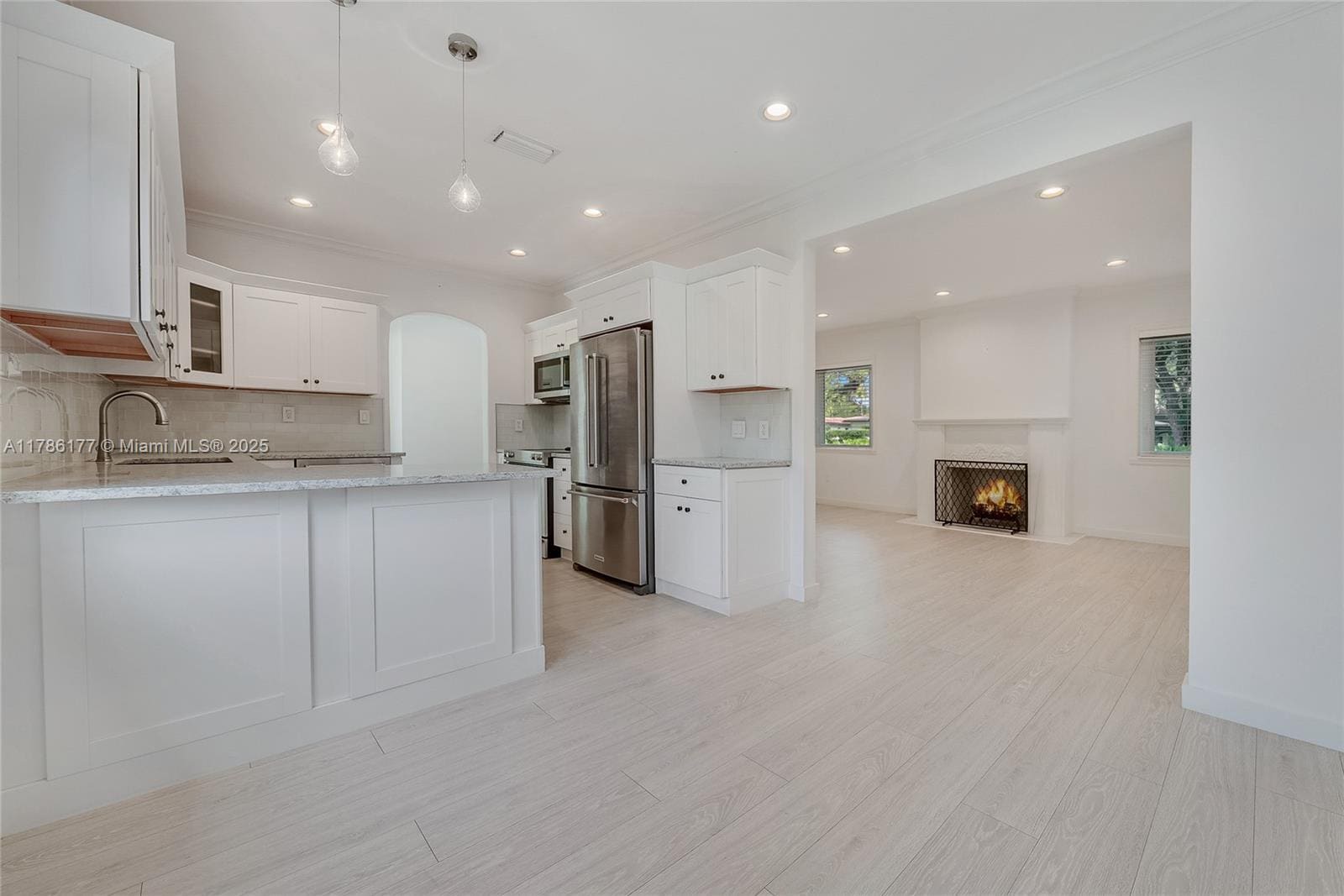 Building Photo - 1524 Zoreta Ave