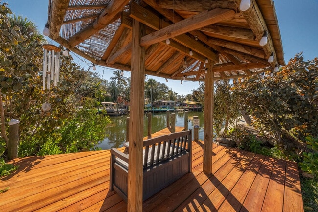 Building Photo - 415 N Shore Dr