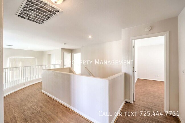 Building Photo - Beautiful 4 bedroom, 2.5 bathroom two-stor...