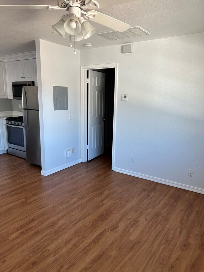 Building Photo - 204 Toyon Ln