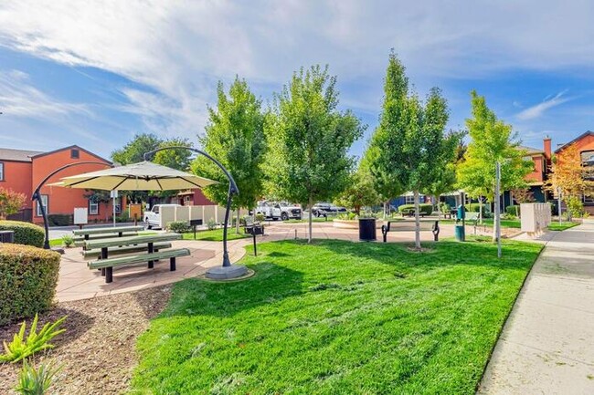 Building Photo - Beautiful Townhouse for Rent in Sacramento!