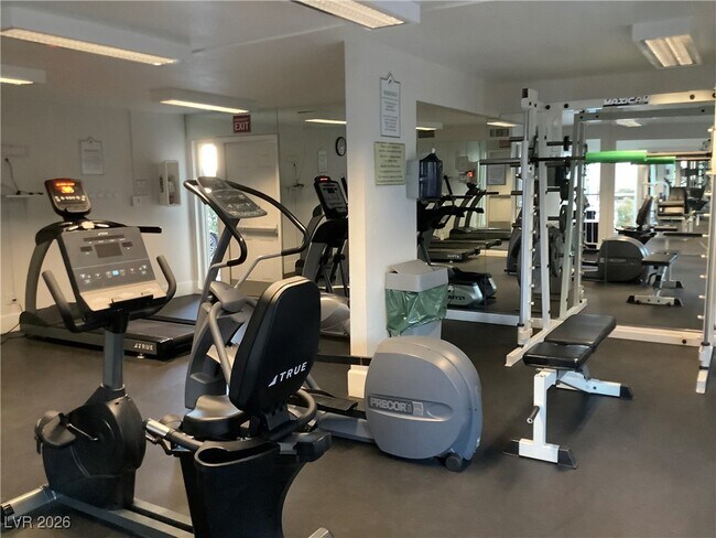 Building Photo - 682 Oakmont Ave