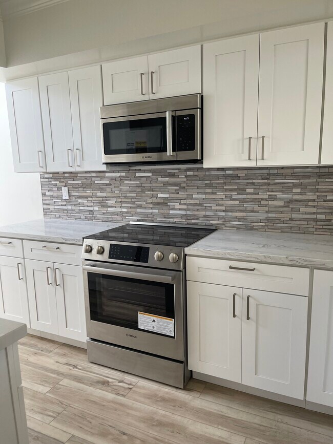 New cupboards, Boise stove/microwave, glass tile back-splash, beautiful counter - 811 Spindrift Dr
