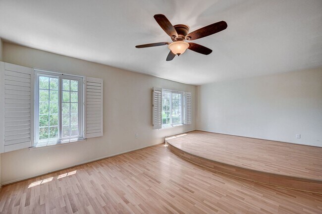 Building Photo - Beautiful 2 Bedroom Townhome in Guard-Gated Community – Prime Location!