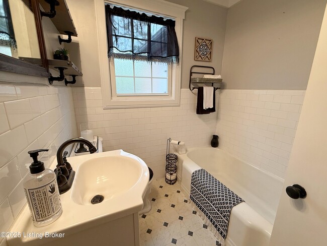 Building Photo - 1445 Campbellsville Rd