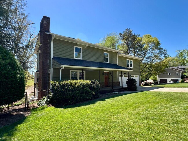 Building Photo - Beautifully Updated Home!  Fenced Yard!