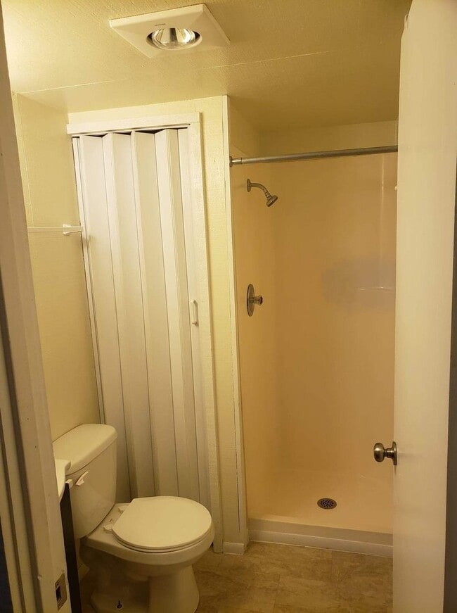 Building Photo - Move in Ready 1 Bed/1Bath in Clearwood with detached 2 car garage!