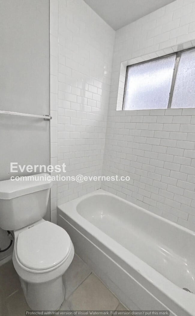 Building Photo - 3 Bed, 2 Bath Home with Garage and Fenced Yard / Pet-Friendly /Available Now!