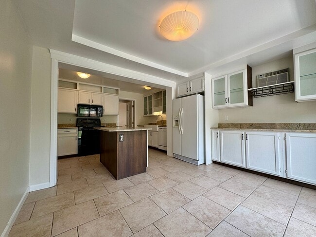 Building Photo - Beautiful 2 bedroom, 1.5 bathrooms plus an office!! Available NOW!