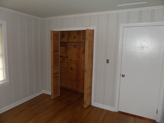 Building Photo - Nice 2 bed 1 bath brick ranch located in M...