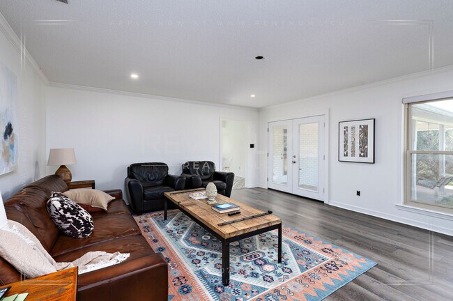 Building Photo - Stunning 3 Bed 2 Bath Brick Home with Huge Yard!