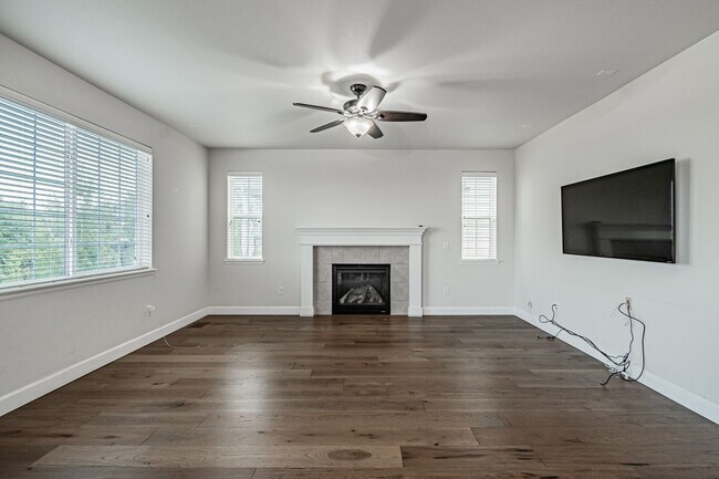 Building Photo - Spacious 5BD, 4BA Castle Rock Home with Fi...