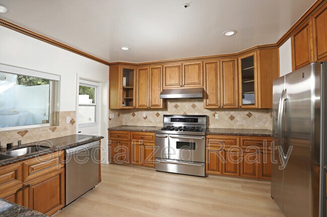 Building Photo - 1827 Hill Dr