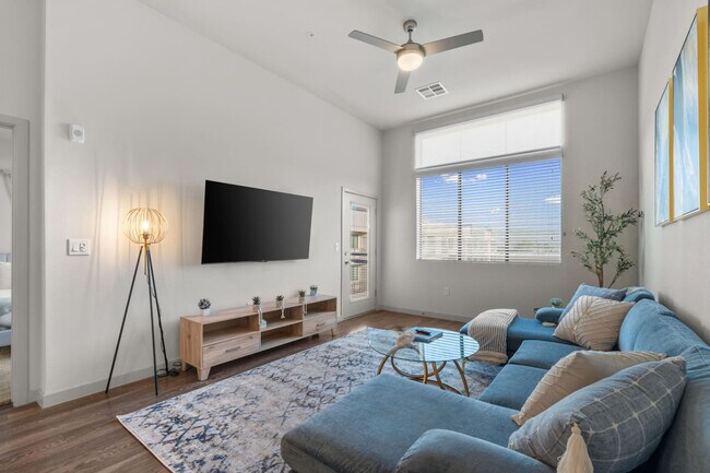 Building Photo - 711 W Broadway Rd