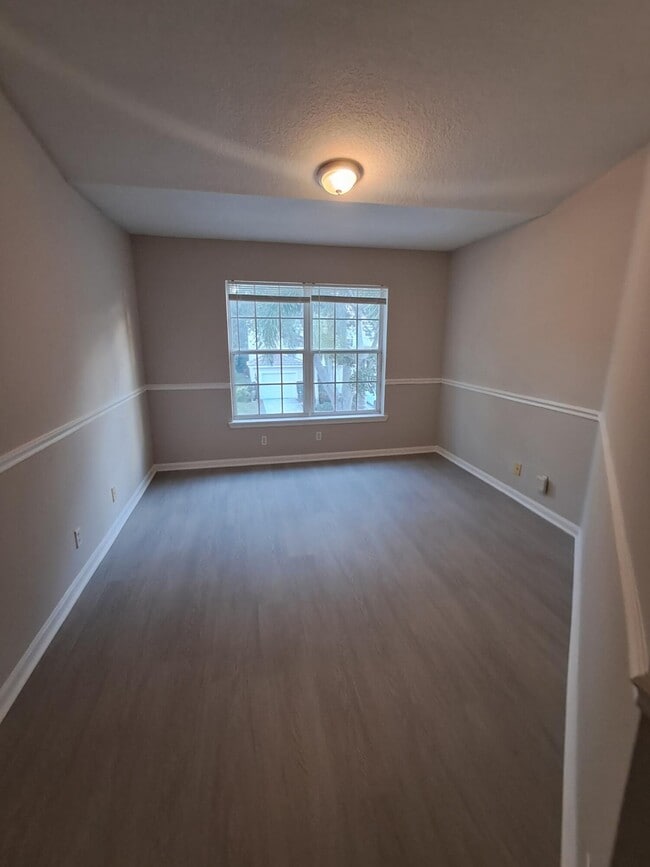 Building Photo - 9759 Lago Dr