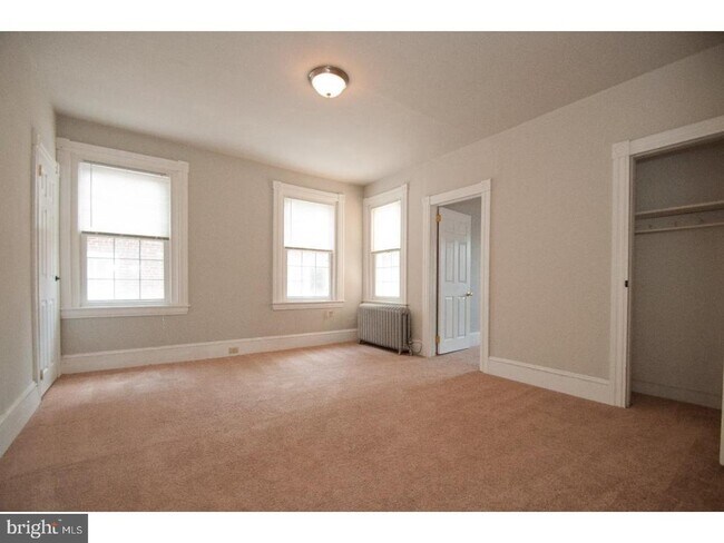 Building Photo - 527 S High St