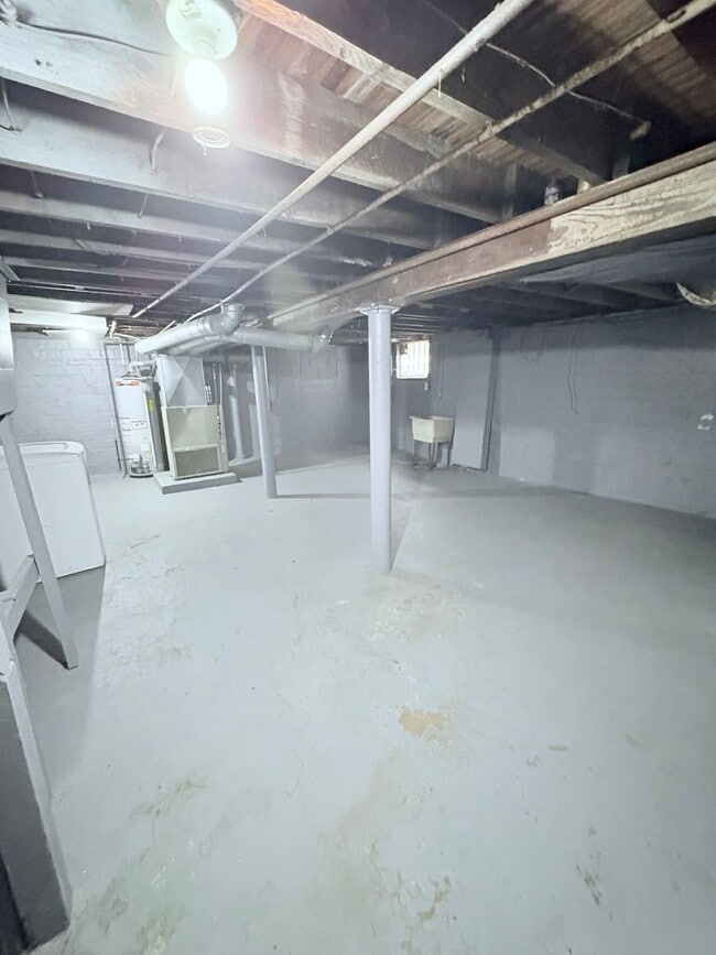 Building Photo - Charming 4-bedroom, 1-bathroom home located in the vibrant city of Cleveland