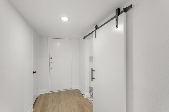 Building Photo - 355 N Post Oak Ln