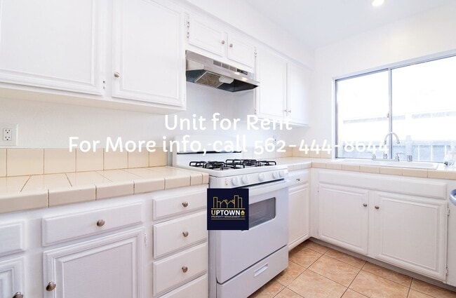 Building Photo - Townhome - 3 Bedrooms-2 Baths - Santa Ana
