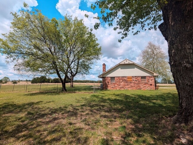 Building Photo - Quiet Country Living with Space, Privacy & Modern Comforts