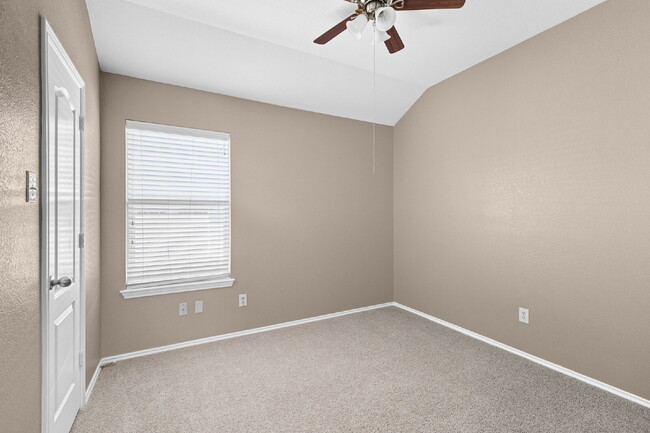 Building Photo - FREE First Month's Rent!