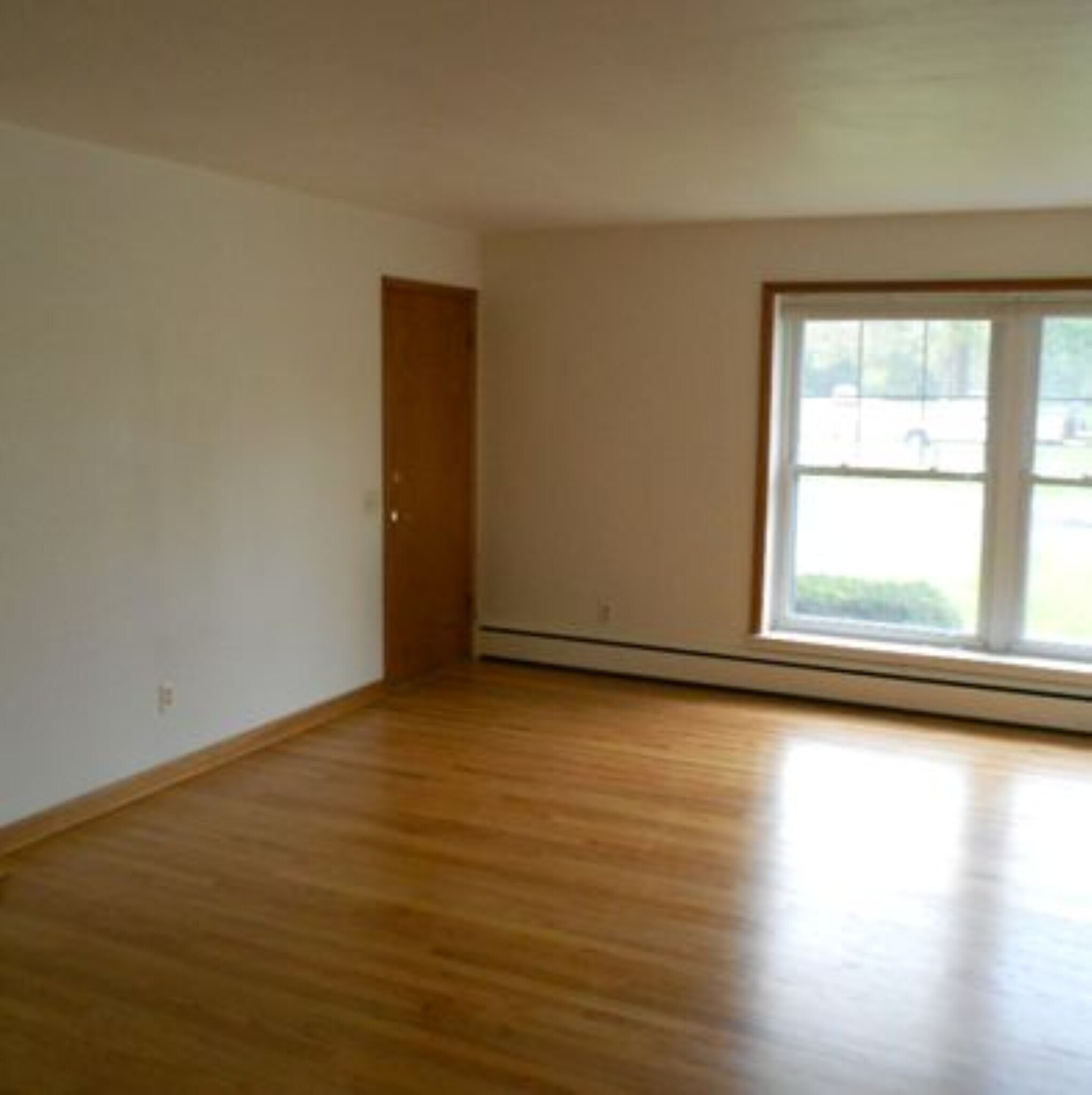 Building Photo - 112 E Dean Ave