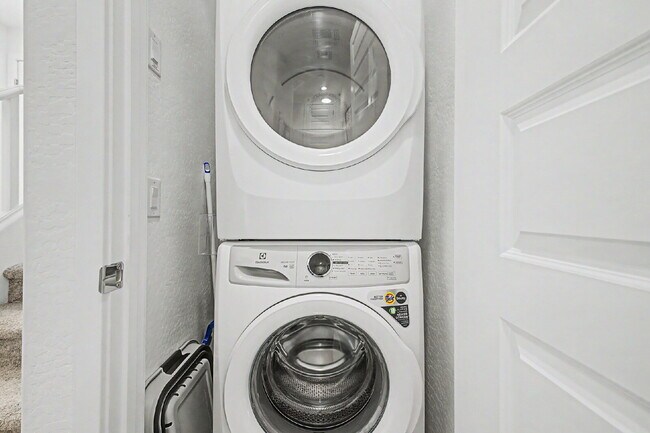 Building Photo - Live the Hawes Crossing Lifestyle – Pool, Pickleball & More! Internet included in the rent!