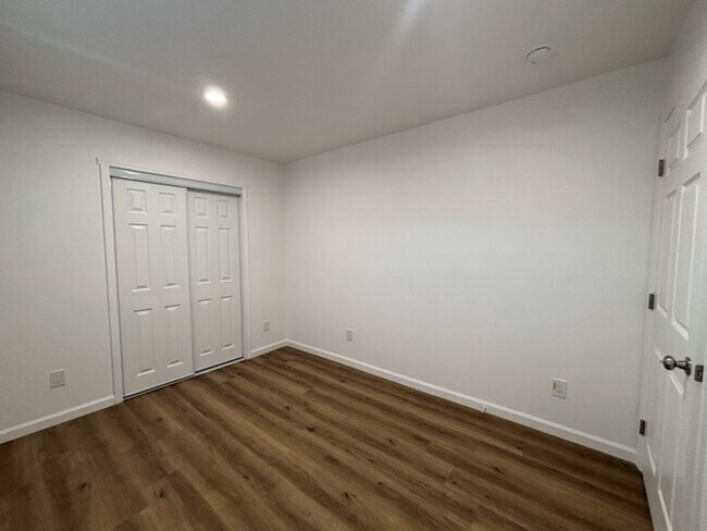 Building Photo - 942 W El Morado Ct