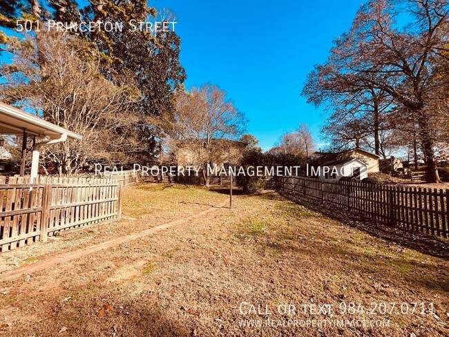 Building Photo - Vintage 3 Bedroom 2 Bath Brick Ranch on co...