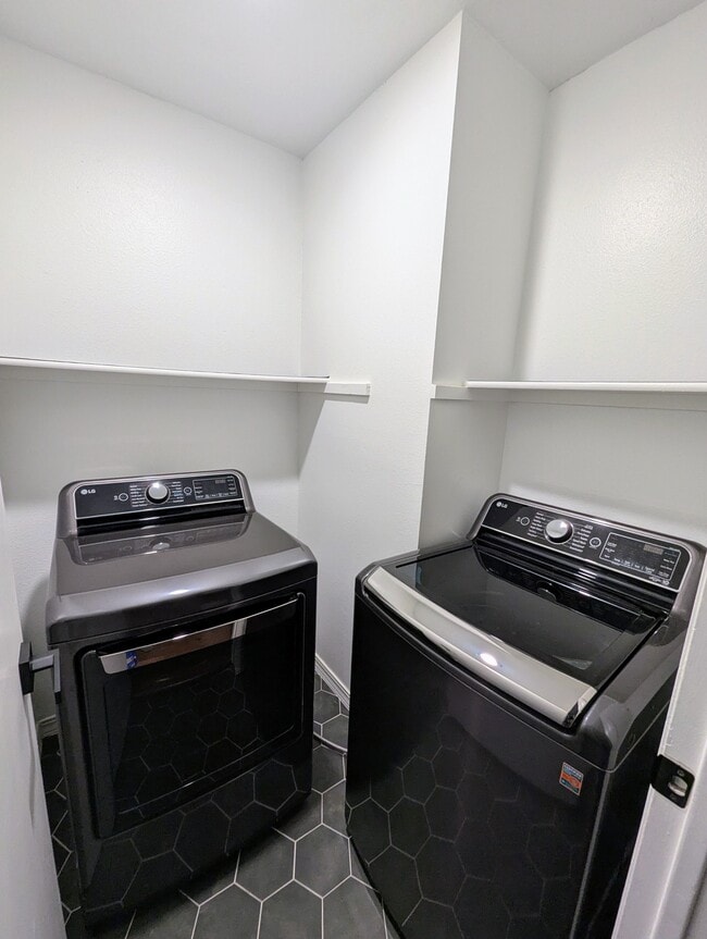 Building Photo - 6408 Back Bay Ln