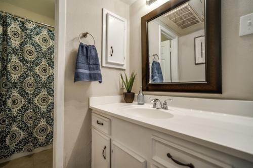Building Photo - 1 bedroom in Dallas TX 75206